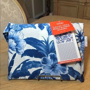 CARO Reversible Beach Blanket  NWT
